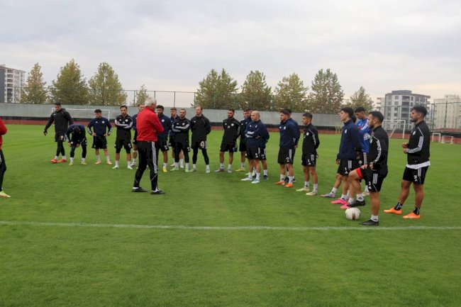 Karaköprü Belediyespor liderliği bırakmıyor!