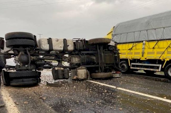 Sağanak yağış kaza getirdi! Tır devrildi
