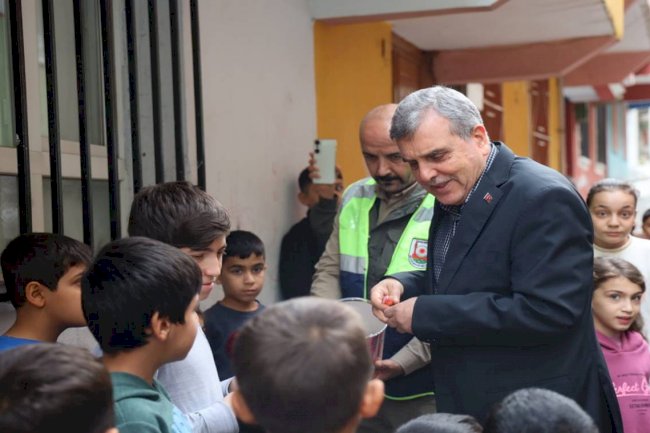 Başkan Beyazgül, Hafta sonu ev ziyaretlerinde çocuklarla vakit geçirdi