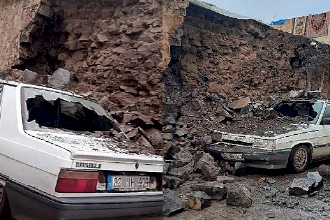 Aşırı yağışa dayanamayan duvar aracın üzerine yıkıldı