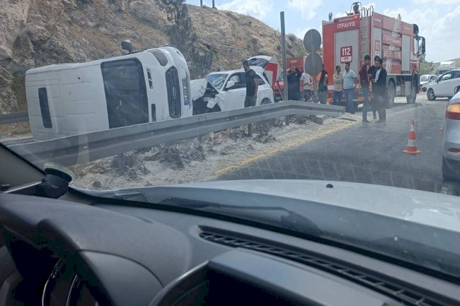 Şanlıurfa'da Servis Aracı ile Otomobil Çarpıştı: Yol Trafiğe Kapandı