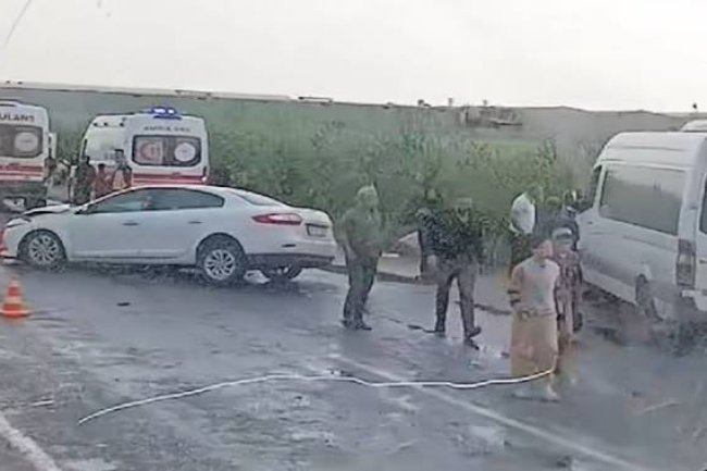 Şanlıurfa'da Minibüs İle Otomobil Çarpıştı! Çok Sayıda Yaralı Var 