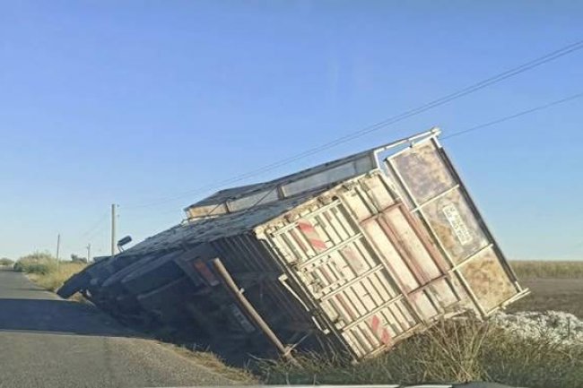 Urfa'da Pamuk Yüklü Kamyon Şarampole Devrildi