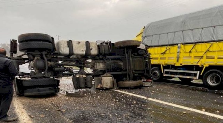 Sağanak yağış kaza getirdi! Tır devrildi
