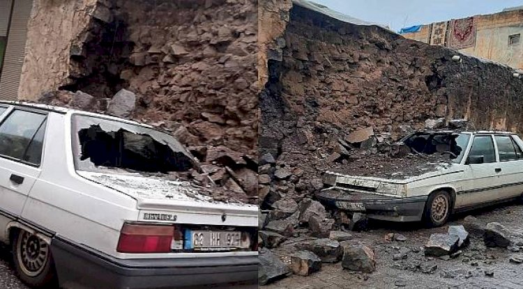 Aşırı yağışa dayanamayan duvar aracın üzerine yıkıldı