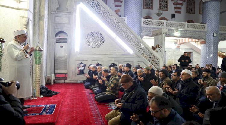 Urfa'da depremde hayatını kaybedenler dualarla anıldı