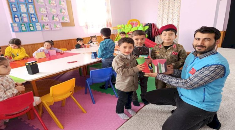 Minik yüreklerden Filistin'e destekler sürüyor