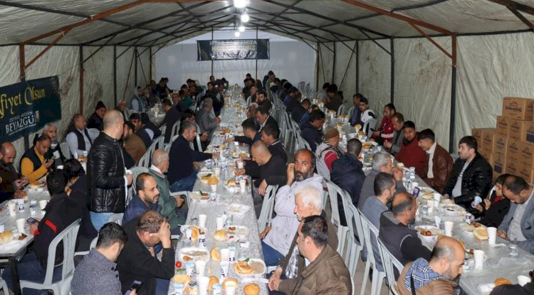 Urfa'da vatandaşlar iftar saatinde aynı sofaryı paylaştı