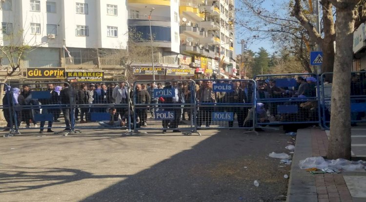 Siverek'te gergin anlar! YRP taraftarları adliye önünde toplandı 