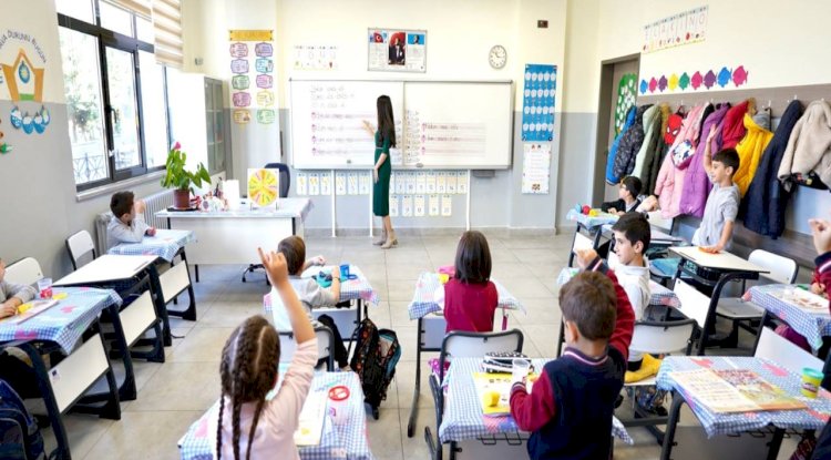 Tartışmalara neden olan yeni müfredatı onayladı