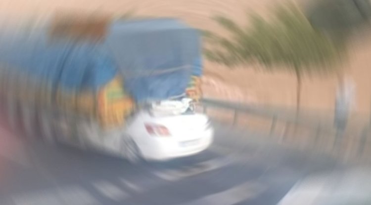 Urfa'da otomobil TIR'ın altına girdi! Yaralılar var 