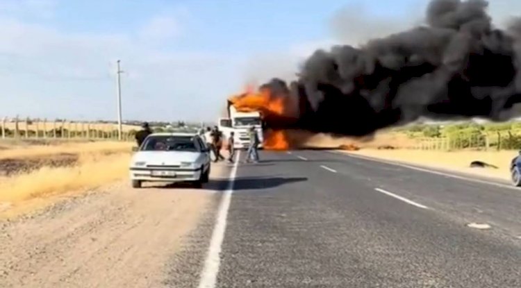 Urfa'da Seyir Halindeki Tır Alev Alev Yandı!
