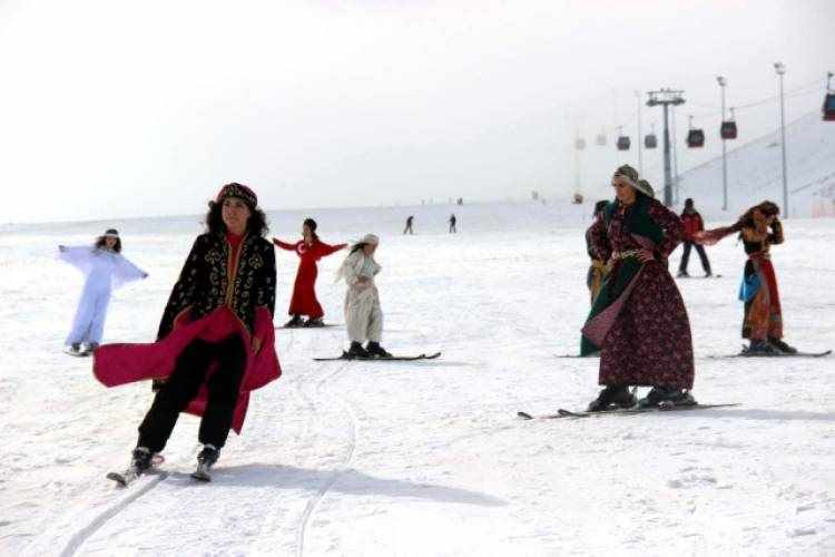 Türkiye'de Bir İlk! Erciyes Dağı'nda Kayaklı Defile