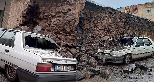 Aşırı yağışa dayanamayan duvar aracın üzerine yıkıldı