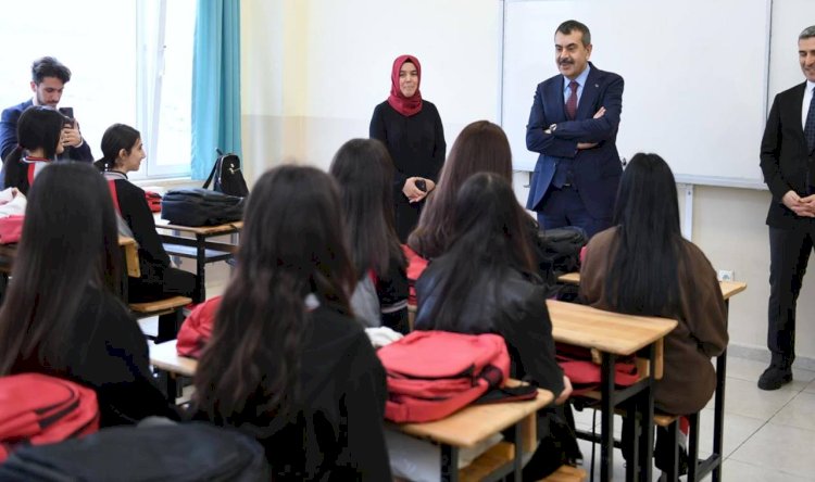 Bakan Tekin, ikinci dönemin ilk ders zilinde öğrenciler ve öğretmenlerle buluştu