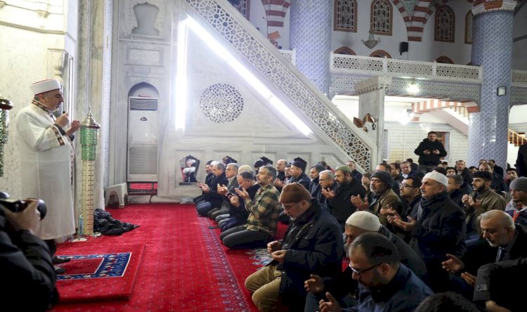 Urfa'da depremde hayatını kaybedenler dualarla anıldı