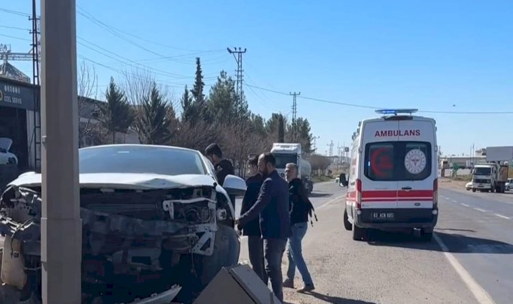 Urfa'da kontrolden çıkan araç aydınlatma direğine çarptı!