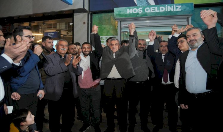 Yeniden Refah'tan ayrılan gruba AK Parti rozetlerini Başkan Beyazgül taktı