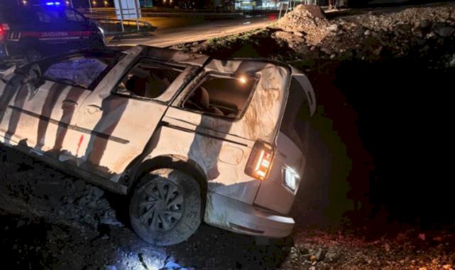 Suruç'ta kontrolden çıkan araç şarompole devrildi! Yaralılar var