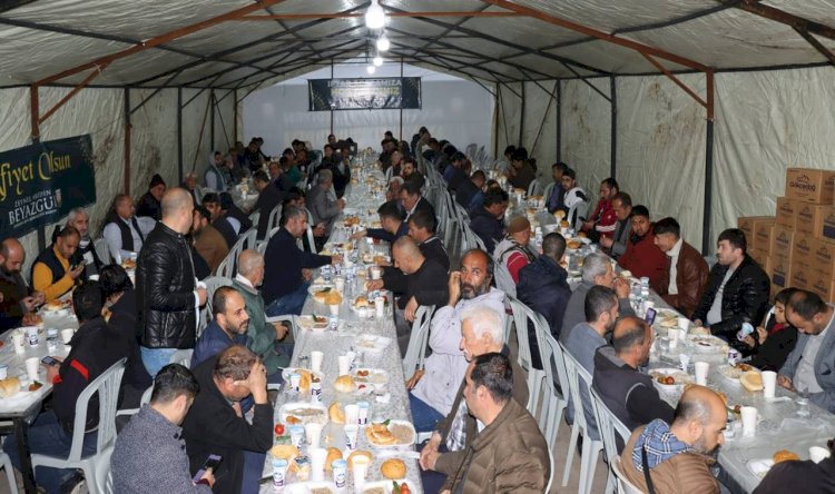 Urfa'da vatandaşlar iftar saatinde aynı sofaryı paylaştı