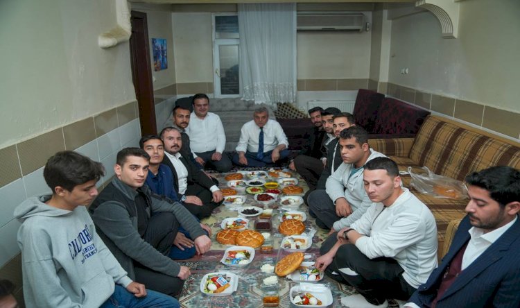 Başkan Beyazgül öğrenci evinde sahur yaptı