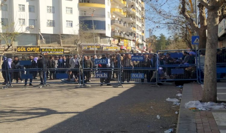 Siverek'te gergin anlar! YRP taraftarları adliye önünde toplandı 