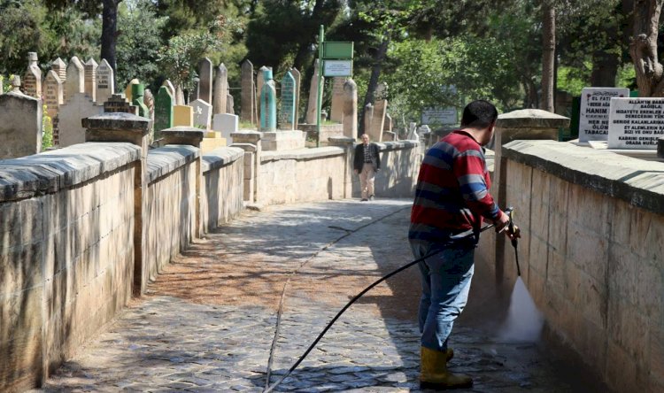 Şanlıurfa'da mezarlıklarda bayram temizliği