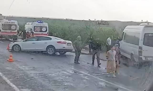 Şanlıurfa'da Minibüs İle Otomobil Çarpıştı! Çok Sayıda Yaralı Var