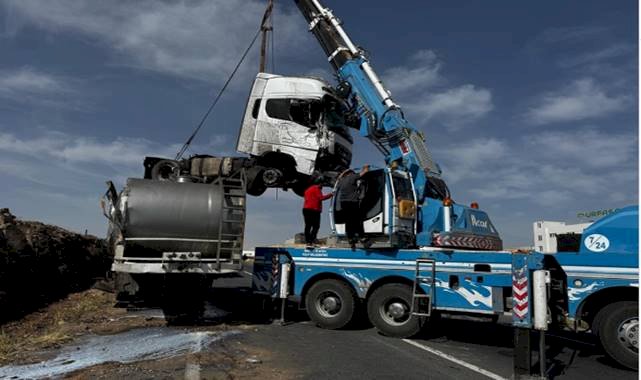 Şanlıurfa'da TIR Kazası: Sürücü Yaralandı